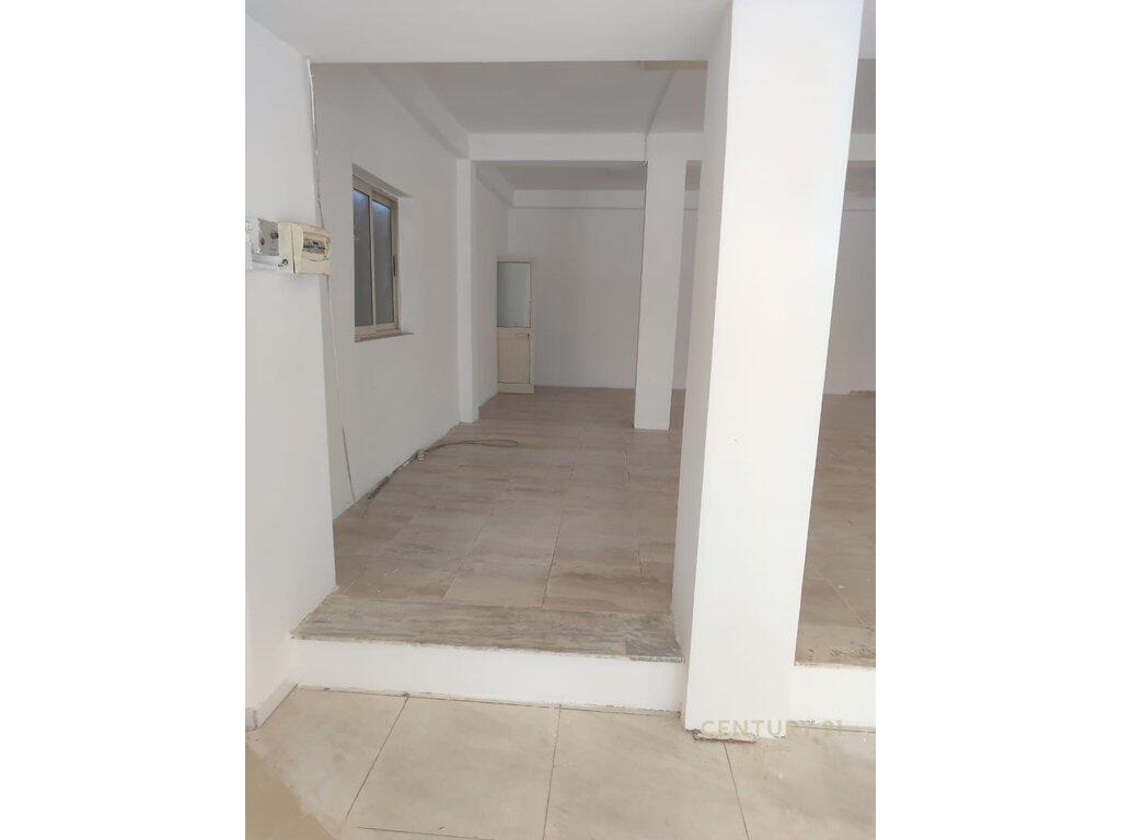 Jepet me qira ambient komercial në Rrugën 5 Maji!!