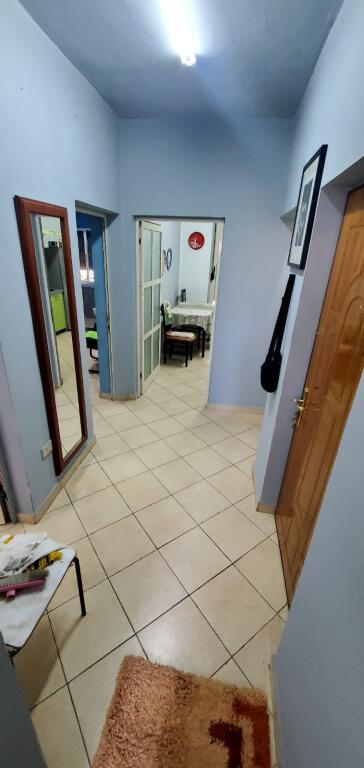 🏢Via Bardhyl, vicino alla stazione di servizio Bolv, affittasi appartamento arredato 2+1. 53.000 Leke