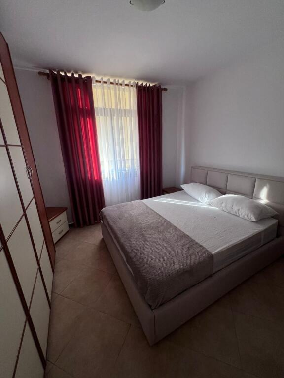 🏢Rruga Sulejman Pasha,prane Donika Center jepet me qera apartament ,2+1,i mobiluar. 75,000LEKE