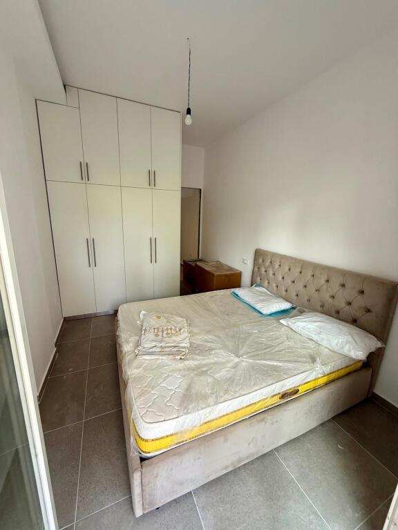 Jepet me Qera Apartament 1+1 prane Universitetit Marin Barleti ne Selite