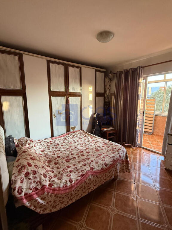 Jepet me qera apartament 2+1 pran Stacionit te Trenit.