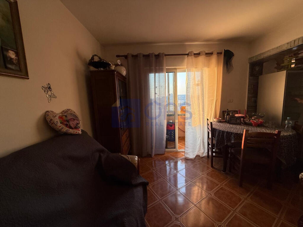 Jepet me qera apartament 2+1 pran Stacionit te Trenit.
