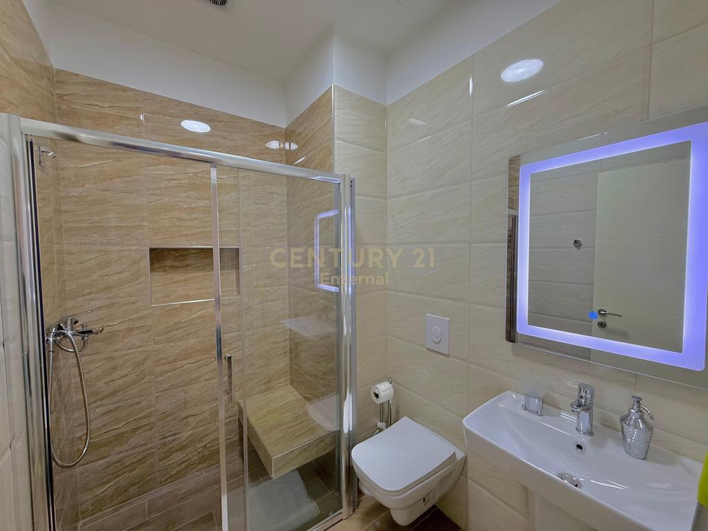🏙️ Me Qira Apartament Luksoz 2+1 | Përballë Spitalit Amerikan 3 | Verandë me Pamje të Hapur