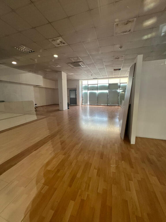 Zyre me Qera tek 5 Maji (ID BZ2672) Tirane