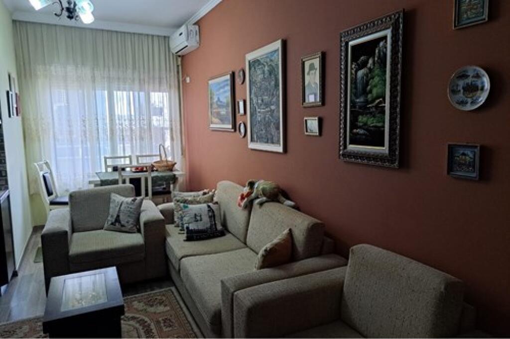 Shitet Apartament ne Fresk