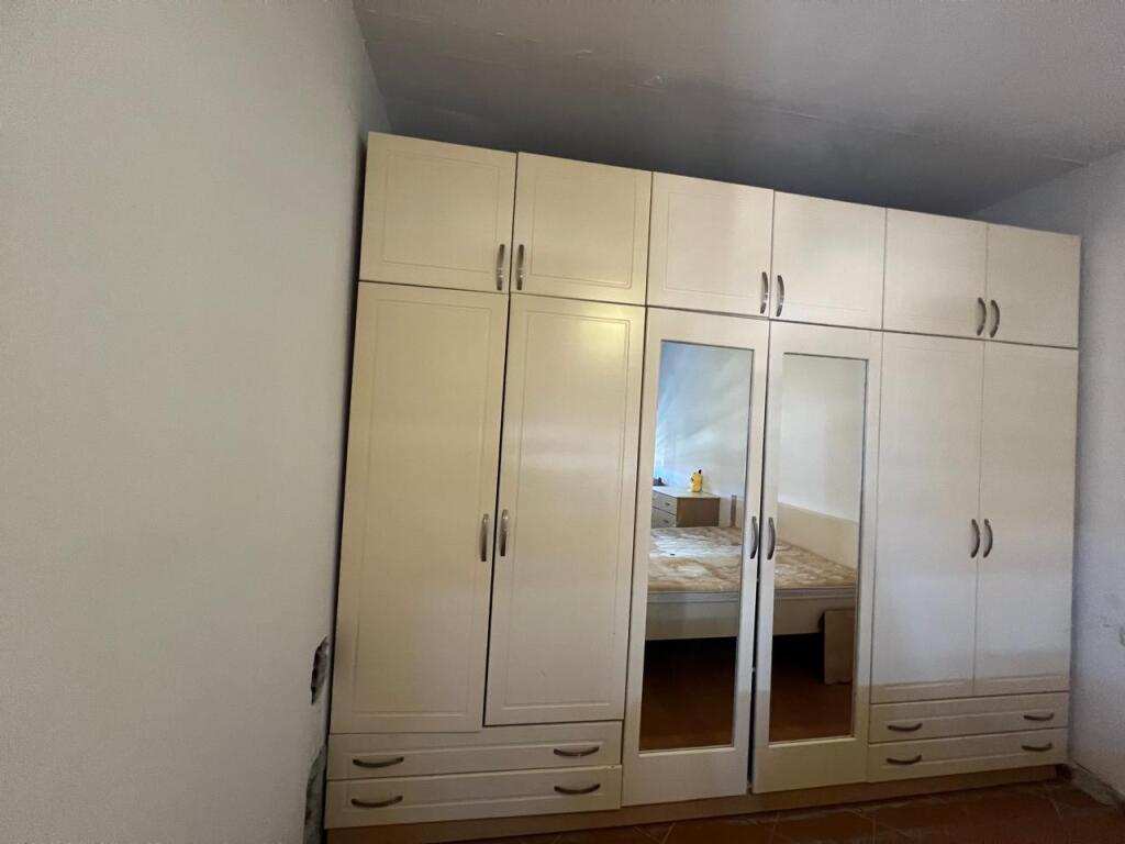 Shitet Apartament 1+1 ne Fresk i mobiluar.