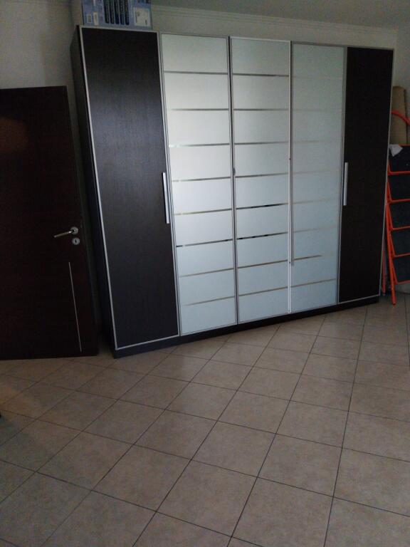A pochi minuti da Piazza Avni Rustemi, Via Fadil Rada, si affitta appartamento 2+1, parzialmente arredato 80.000 Leke