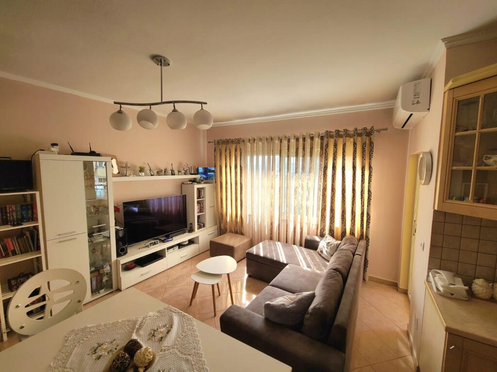 VENDESI APPARTAMENTO 2+1 VIA DURRESIT 124.000 EURO