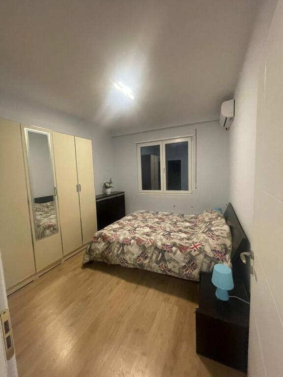 🏢Kinostudio, vicino al Commissariato della Polizia Stradale, si affitta appartamento 2+1+2+2 posti auto, arredato 650Euro