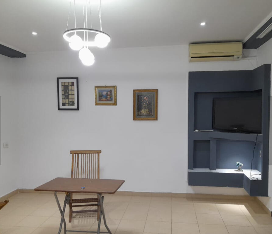 Jepet apartament per zyra me qera pas Muzeut , piazza