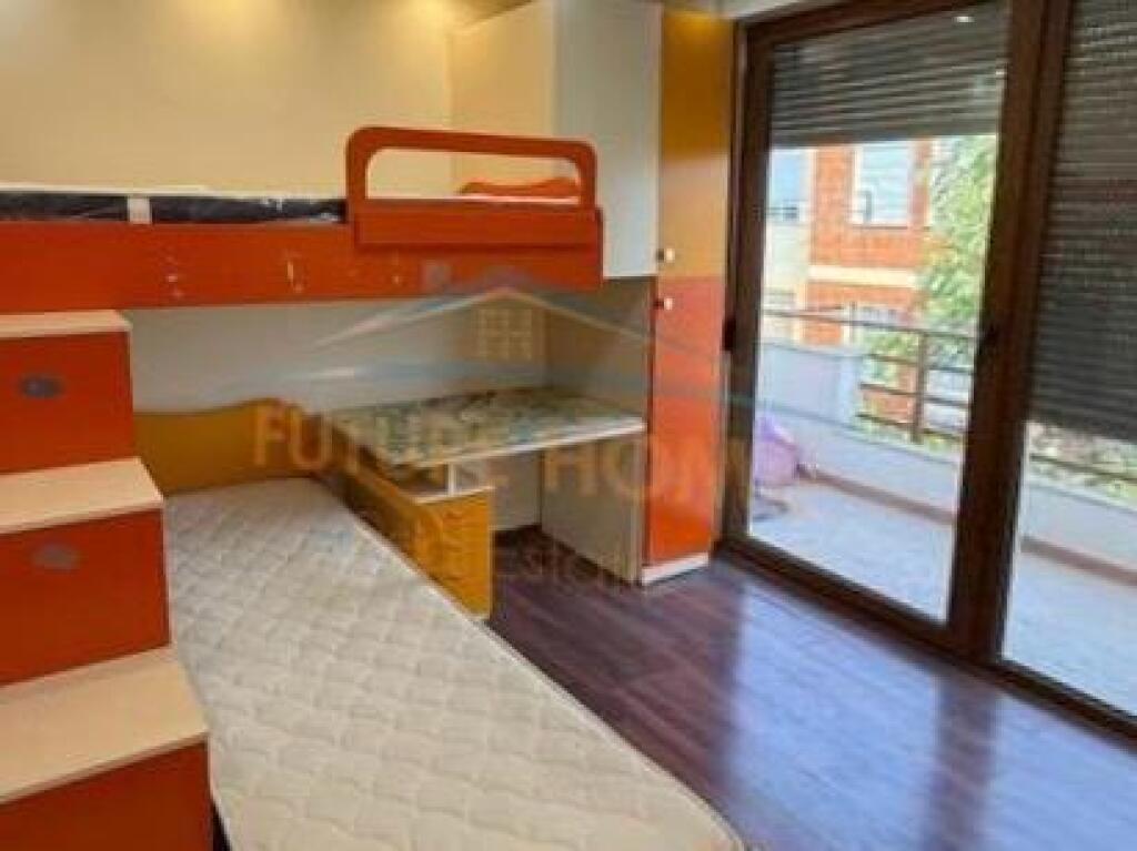 Apartament 2+1 me parkim për qira në Kodra e Diellit, Tiranë