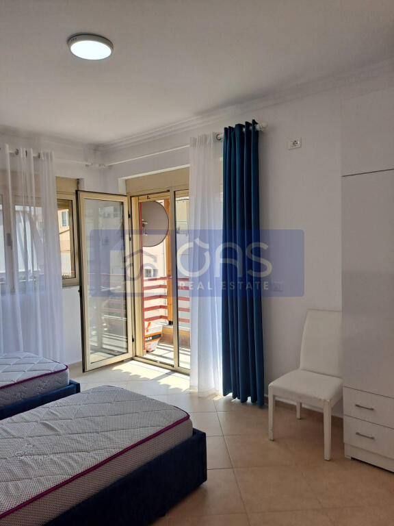 Jepet me qera apartament 2+1  tek Liqeni  Thate