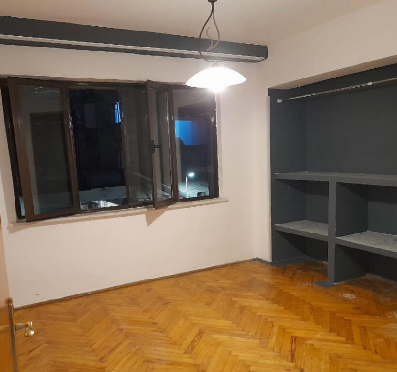 Jepet apartament per zyra me qera pas Muzeut , piazza