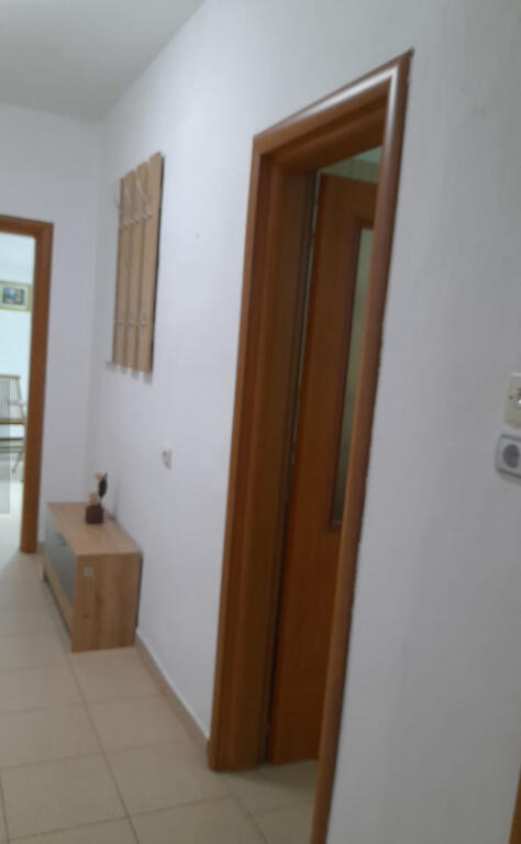 Jepet apartament per zyra me qera pas Muzeut , piazza