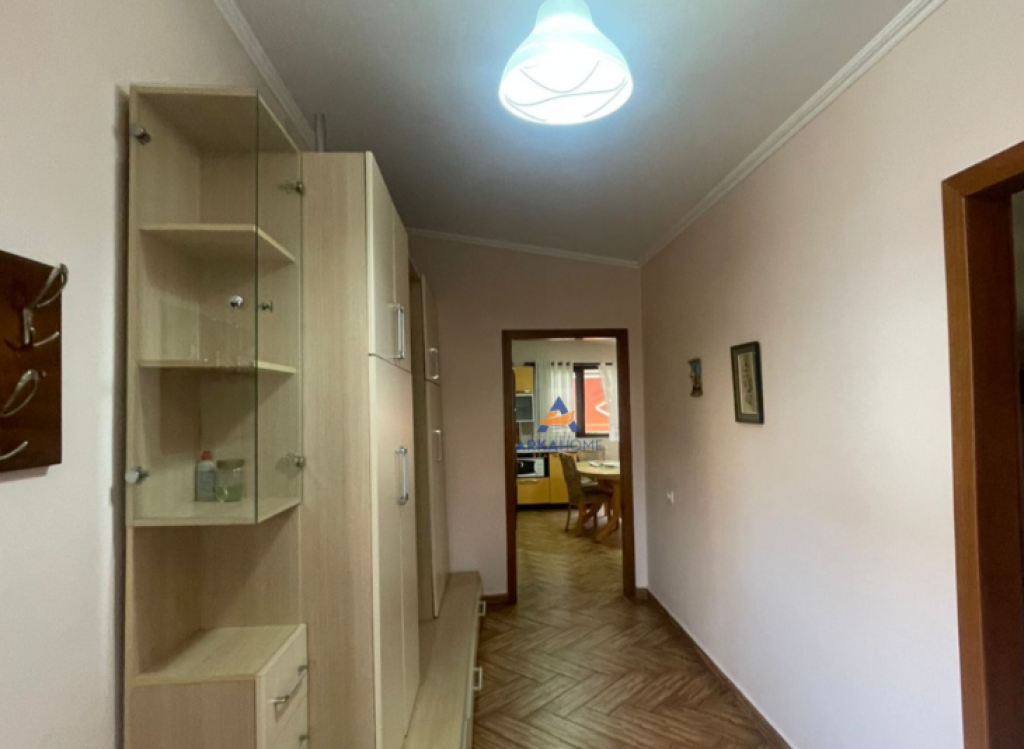 JEPET APARTAMENT ME QERA 2+1+BALLKON "TREGU ELEKTRIK" 50.000 LEKE.