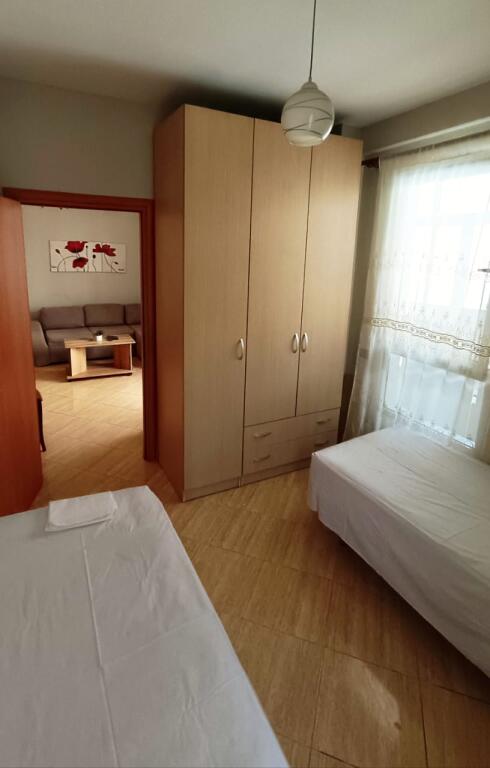 🏢Nella zona di Myslym Shyri dopo la Farmacia Dite e Nate si affitta appartamento 2+1, arredato.650Euro