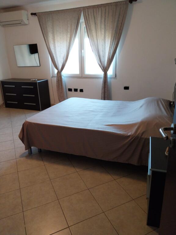 A pochi minuti da Piazza Avni Rustemi, Via Fadil Rada, si affitta appartamento 2+1, parzialmente arredato 80.000 Leke