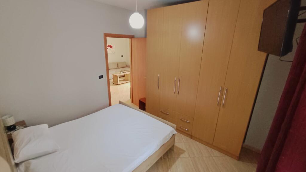 🏢Nella zona di Myslym Shyri dopo la Farmacia Dite e Nate si affitta appartamento 2+1, arredato.650Euro