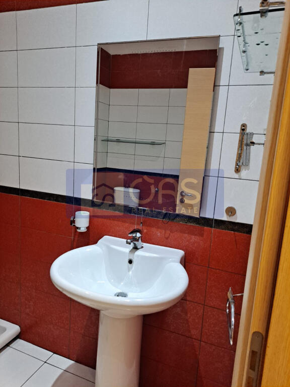 Jepet me qera apartament 2+1  tek Liqeni  Thate
