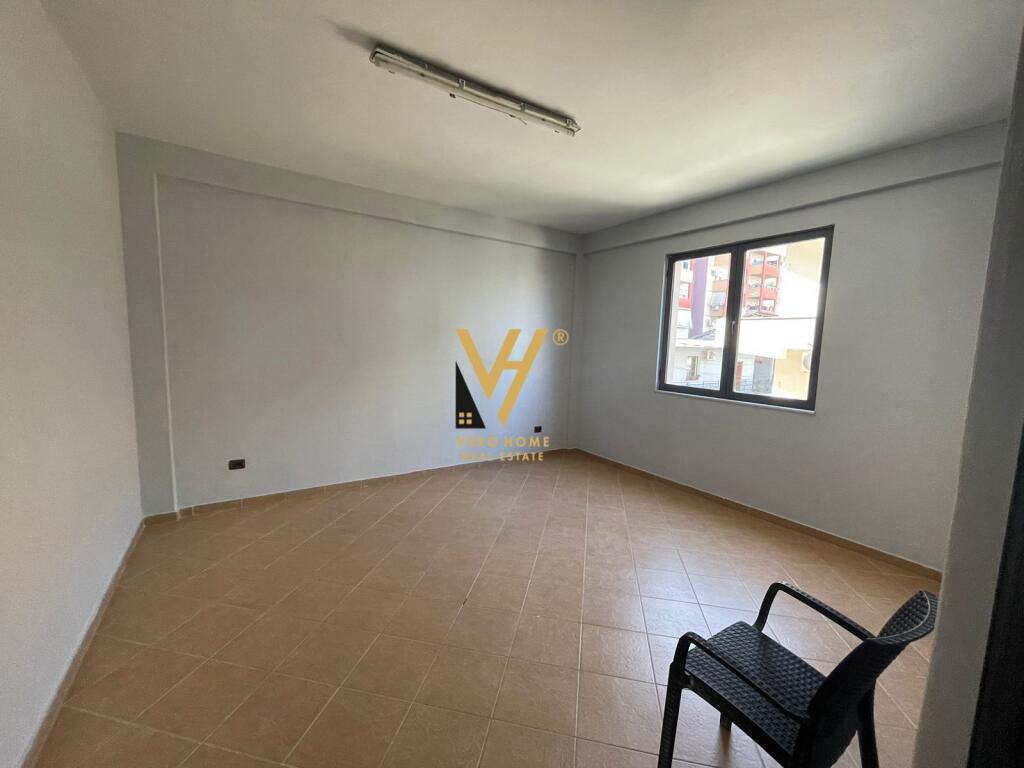 BUSINESS PREMISES 209 M2 FOR RENT IN ASTIR 1,500 EURO