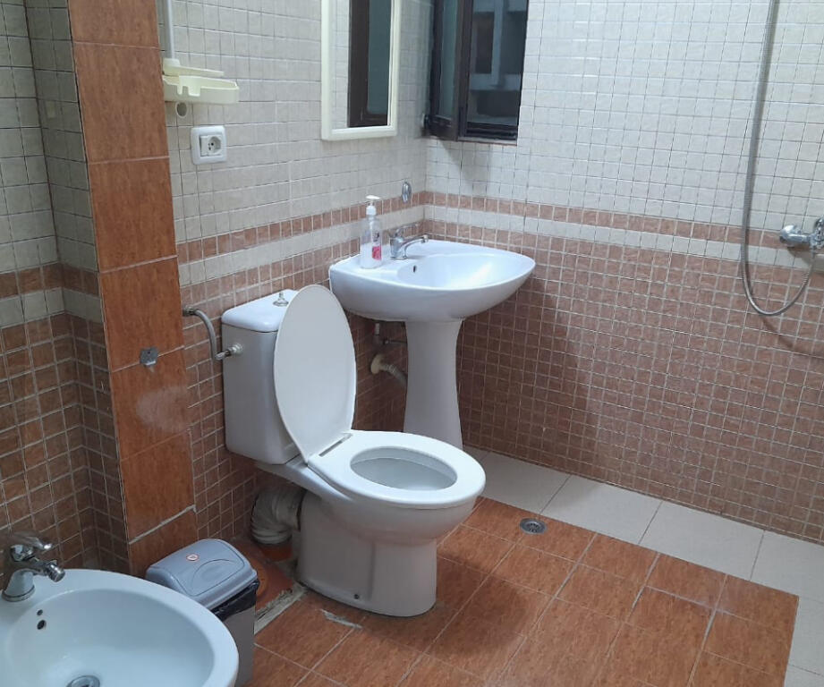 Jepet apartament per zyra me qera pas Muzeut , piazza