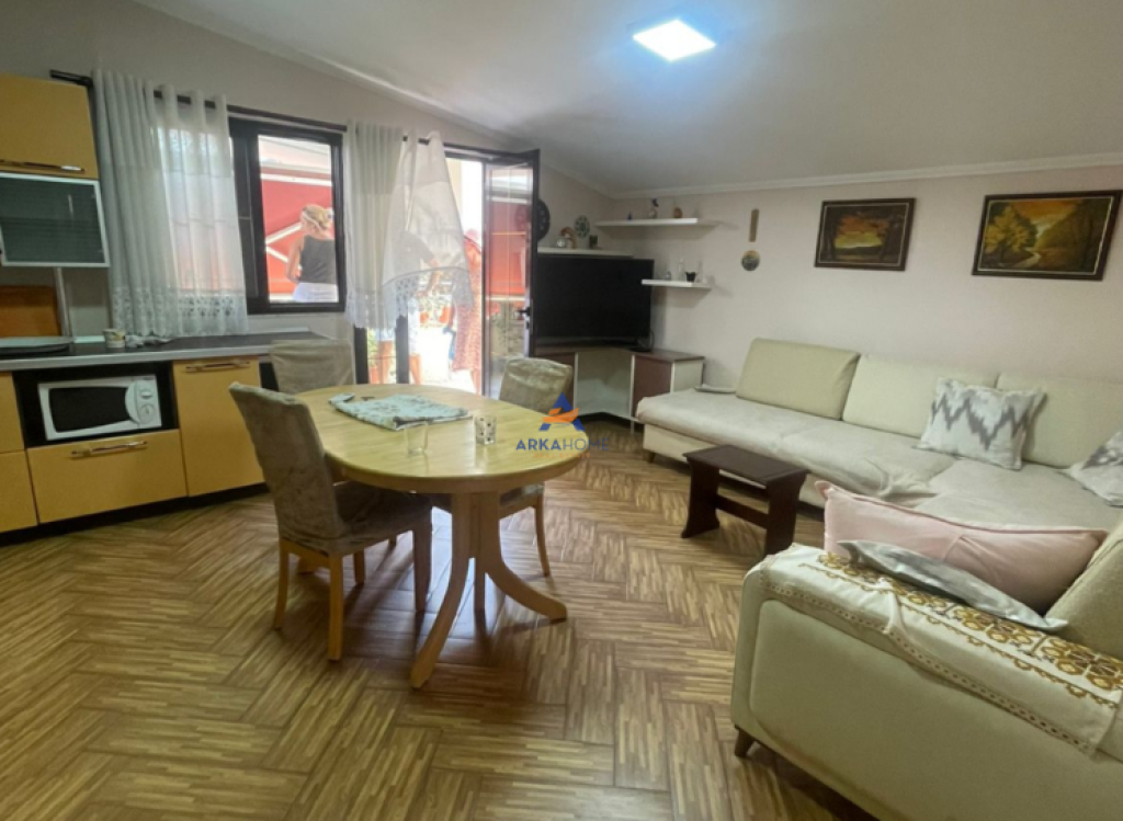 JEPET APARTAMENT ME QERA 2+1+BALLKON "TREGU ELEKTRIK" 50.000 LEKE.
