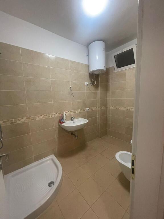 🏢Kinostudio, vicino al Commissariato della Polizia Stradale, si affitta appartamento 2+1+2+2 posti auto, arredato 650Euro