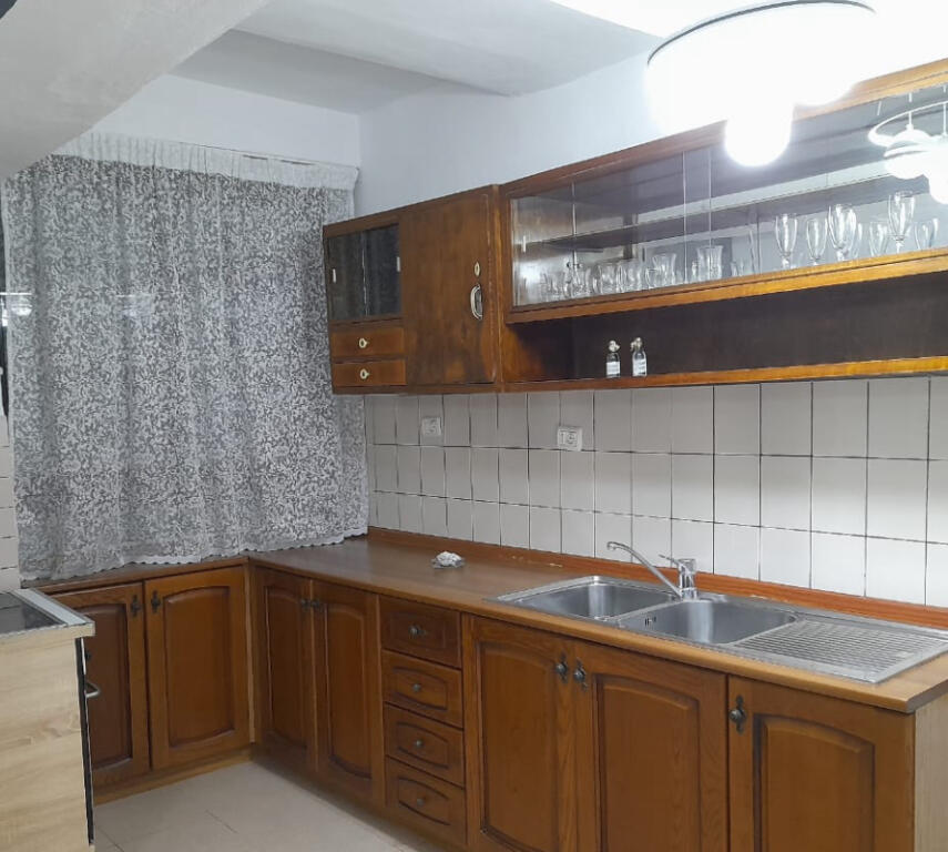 Jepet apartament per zyra me qera pas Muzeut , piazza