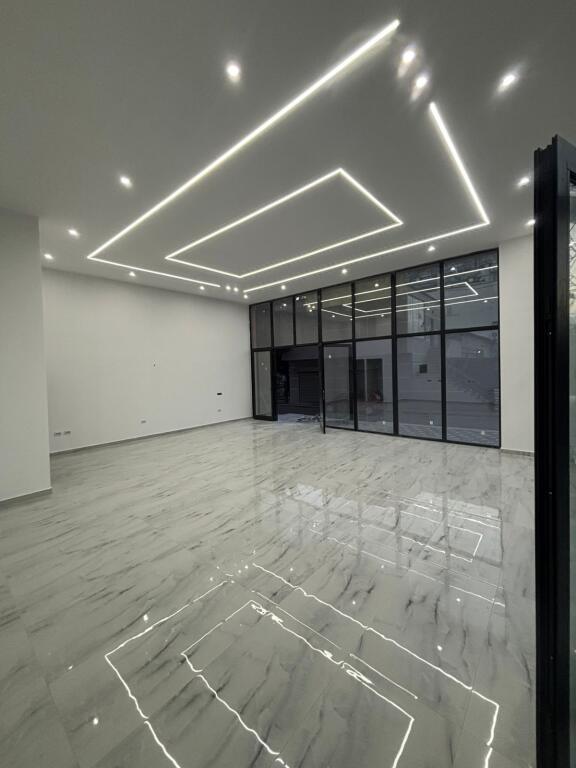 📣 Negozio in vendita 📍 Paskuqan, vicino all'Ospedale e alla Scuola Paskuqan  💶 Prezzo totale: 214.600 €