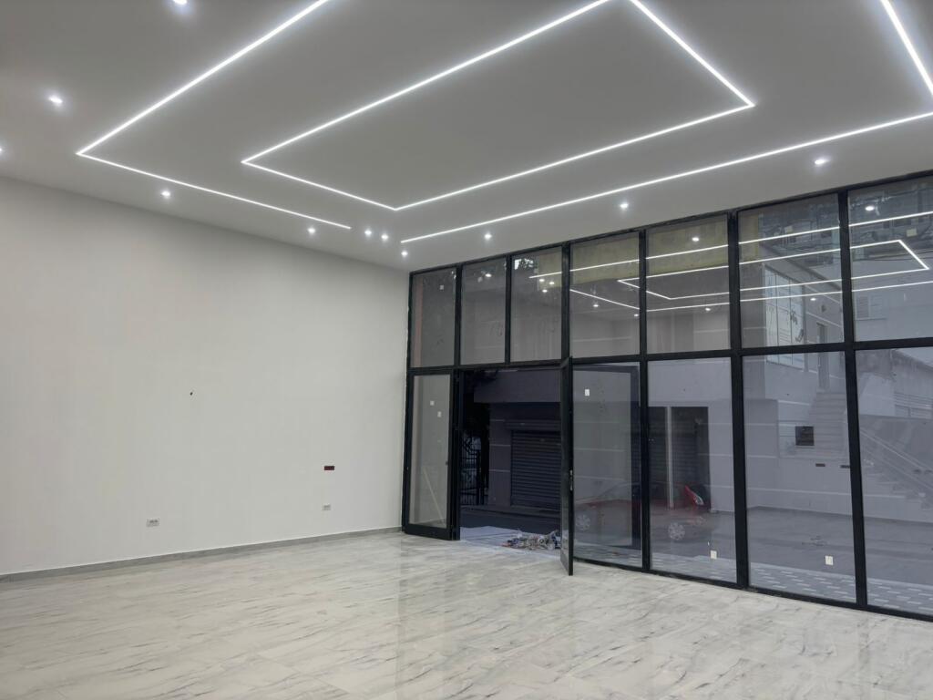 📣 Negozio in vendita 📍 Paskuqan, vicino all'Ospedale e alla Scuola Paskuqan  💶 Prezzo totale: 214.600 €