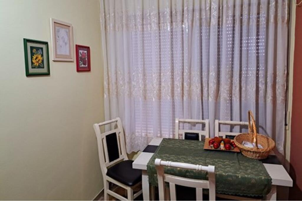 Shitet Apartament ne Fresk