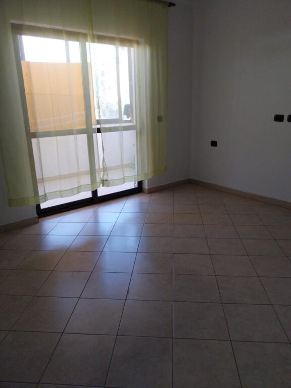 A pochi minuti da Piazza Avni Rustemi, Via Fadil Rada, si affitta appartamento 2+1, parzialmente arredato 80.000 Leke
