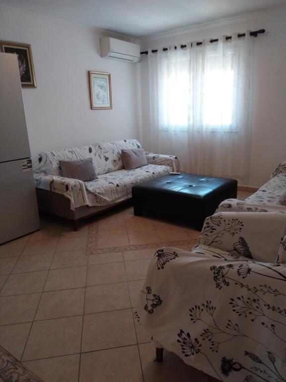 A pochi minuti da Piazza Avni Rustemi, Via Fadil Rada, si affitta appartamento 2+1, parzialmente arredato 80.000 Leke