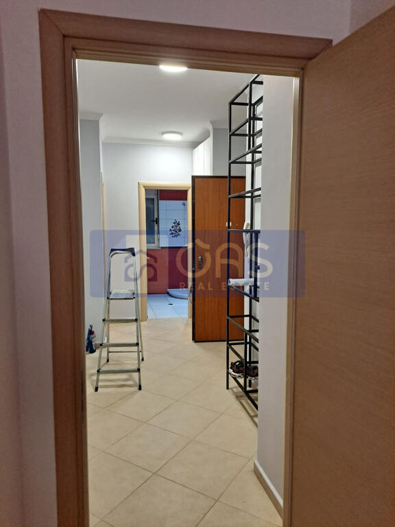 Jepet me qera apartament 2+1  tek Liqeni  Thate