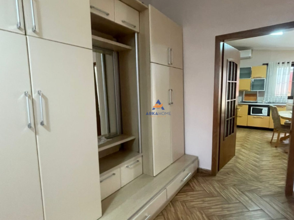 JEPET APARTAMENT ME QERA 2+1+BALLKON "TREGU ELEKTRIK" 50.000 LEKE.