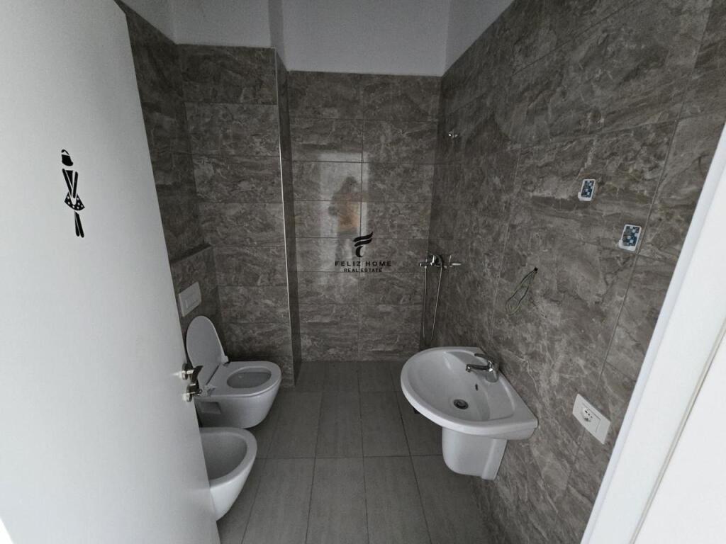 UFFICIO IN AFFITTO 111M2 21 DICEMBRE 1000 EURO