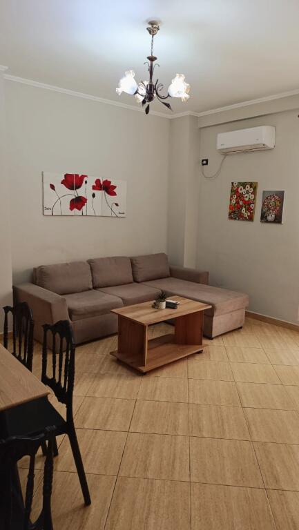 🏢Nella zona di Myslym Shyri dopo la Farmacia Dite e Nate si affitta appartamento 2+1, arredato.650Euro