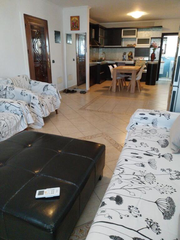 A pochi minuti da Piazza Avni Rustemi, Via Fadil Rada, si affitta appartamento 2+1, parzialmente arredato 80.000 Leke