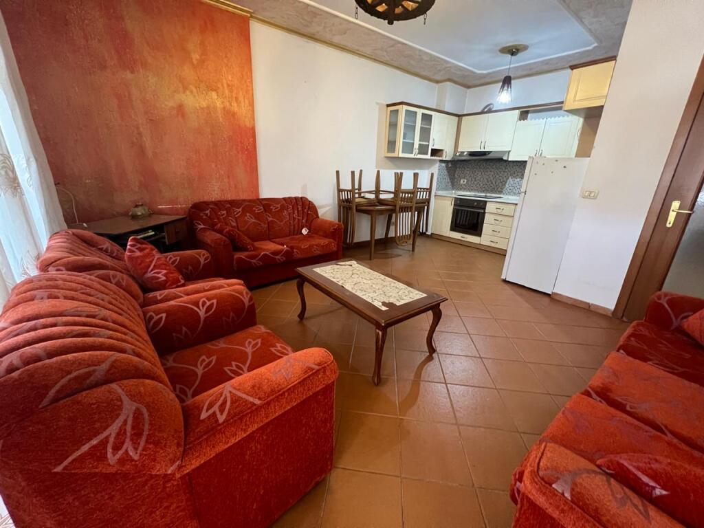 Shitet Apartament 1+1 ne Fresk i mobiluar.