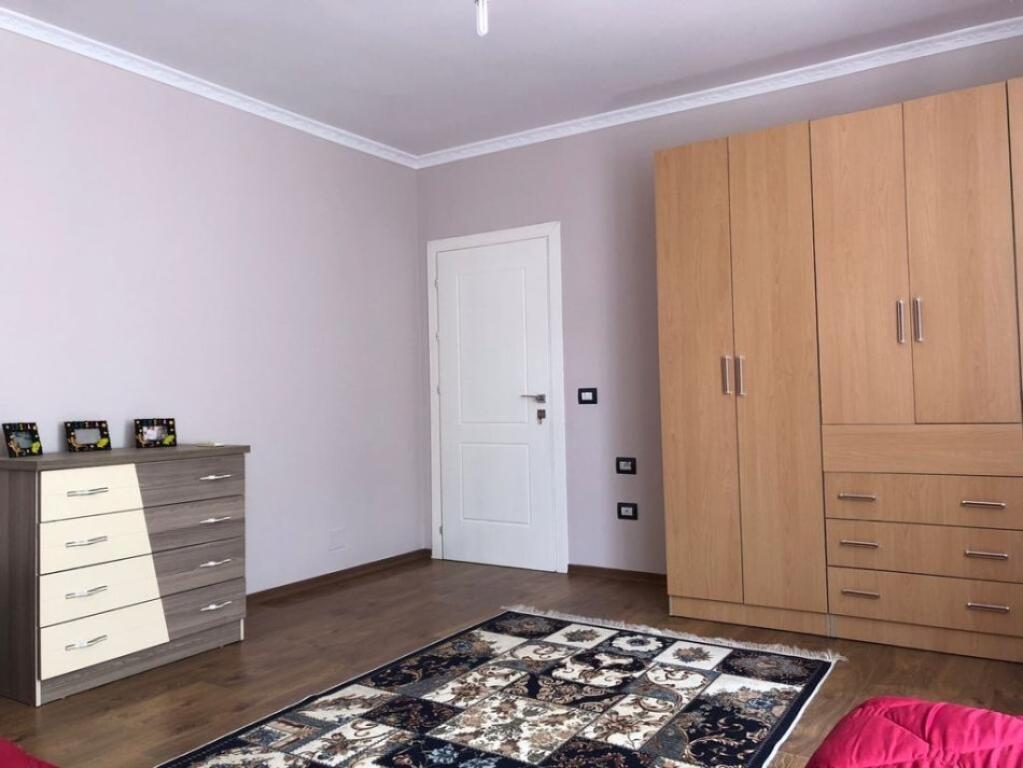Shitet super apartment 2+1+2 ne Fresk, rr Muhamed Deliu