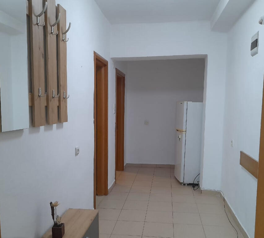 Jepet apartament per zyra me qera pas Muzeut , piazza