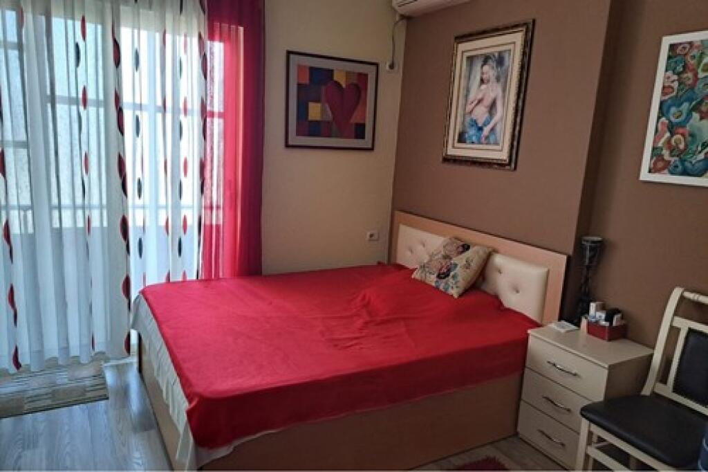 Shitet Apartament ne Fresk