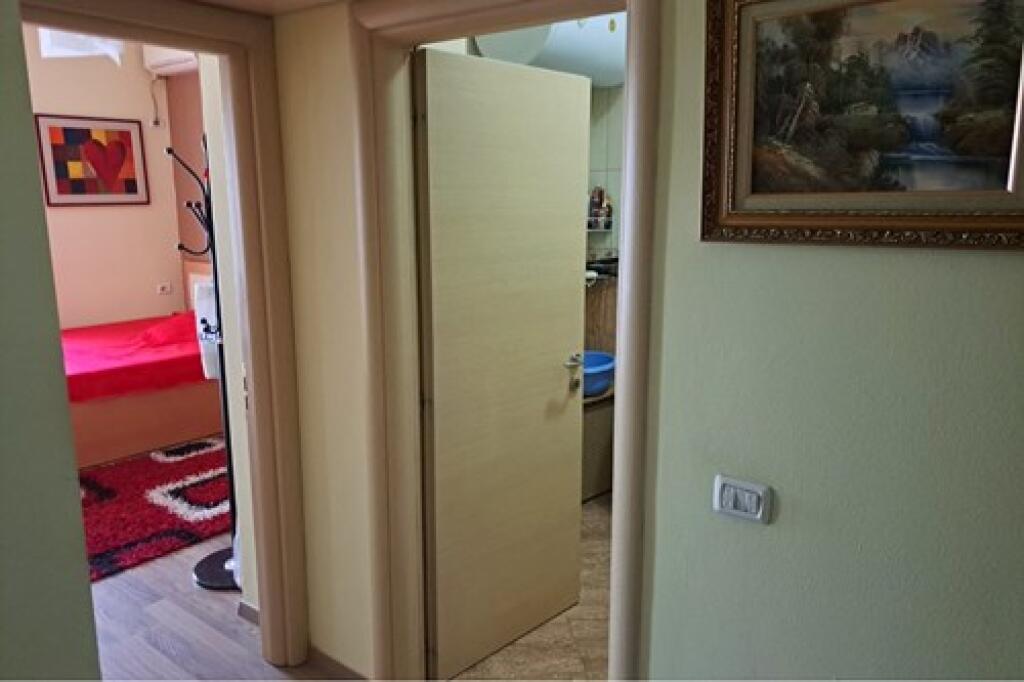 Shitet Apartament ne Fresk