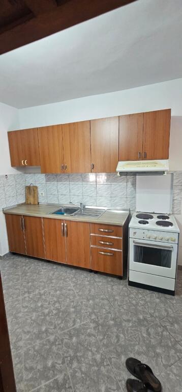 Jap me qira apartament 1+1 – Kati i parë i vile te ish Parku