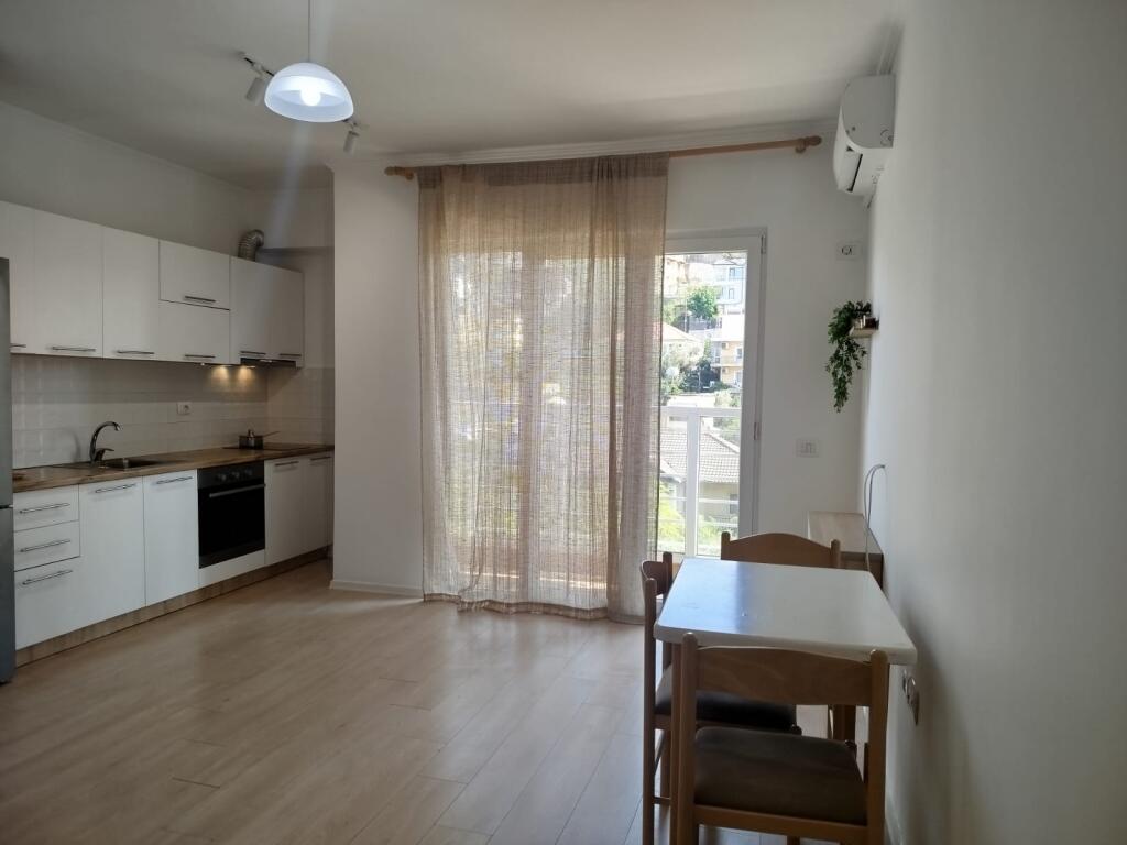 Jepet me qira Apartament 1+1 misto mame