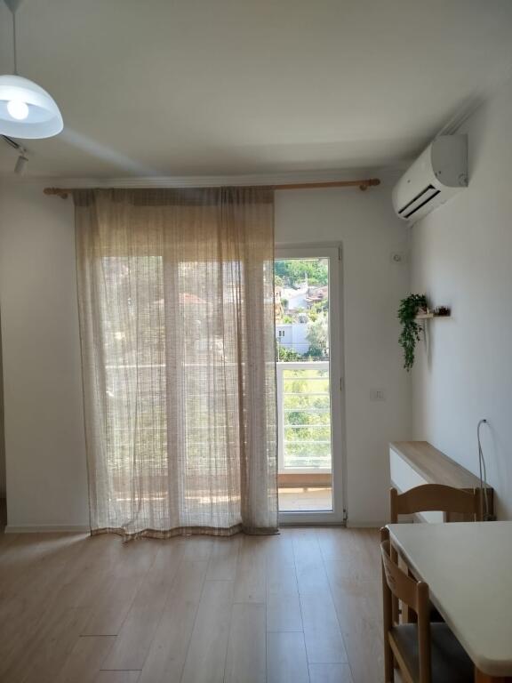 Jepet me qira Apartament 1+1 misto mame
