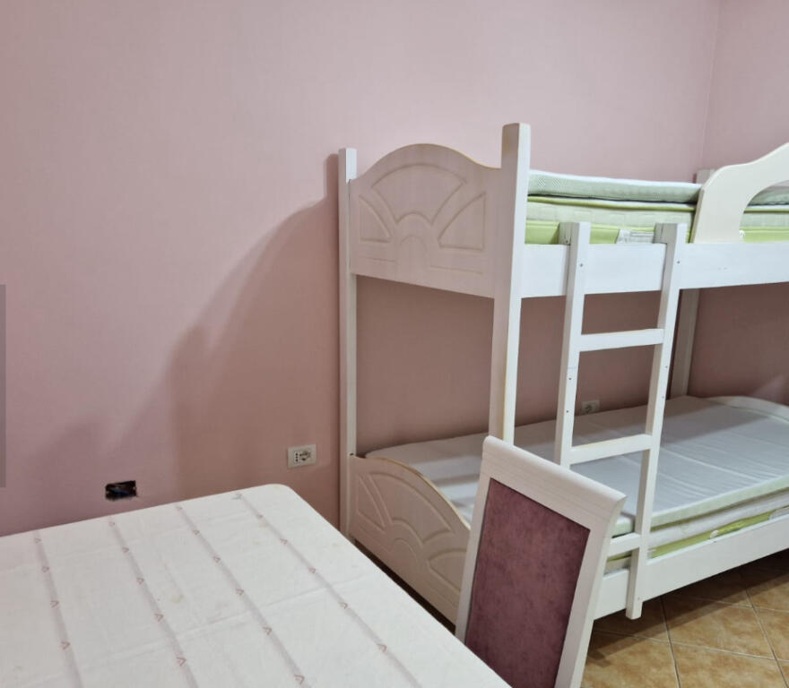 Jepet apartament 3+1+2+parkim me qera tek zogu zi