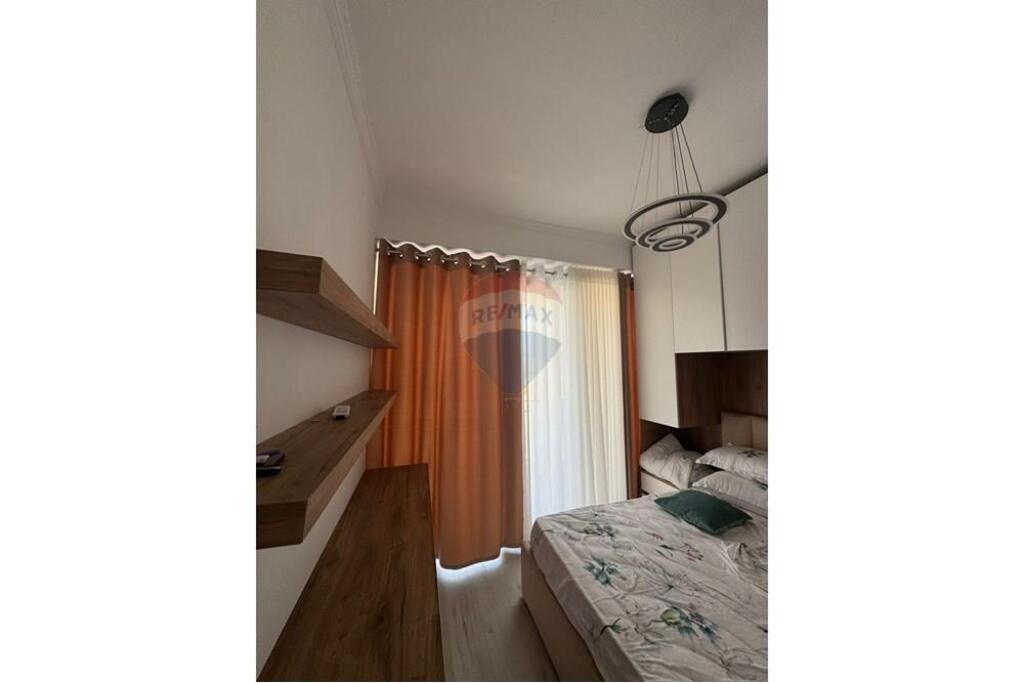 Jepet apartament 2+1+post parkimi me qira!