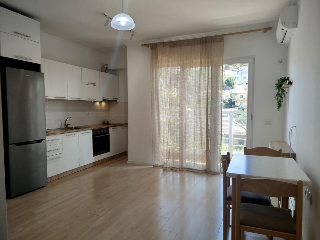 Jepet me qira Apartament 1+1 misto mame