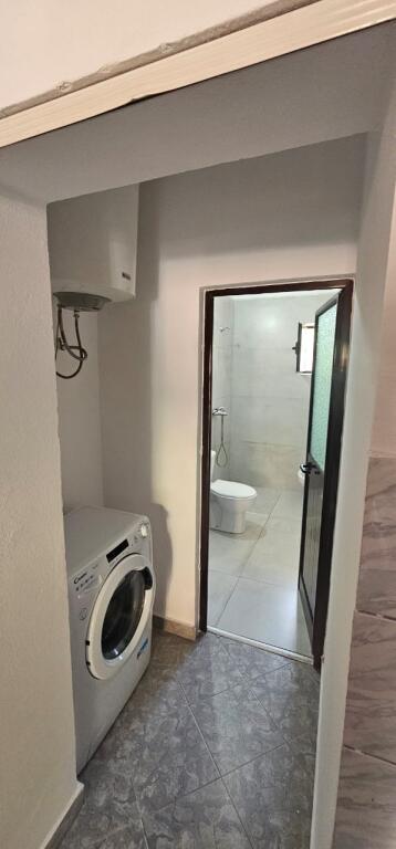 1+1,i mobiluar kat 1 vile private,te ish parku i autobuzave ,550 euro